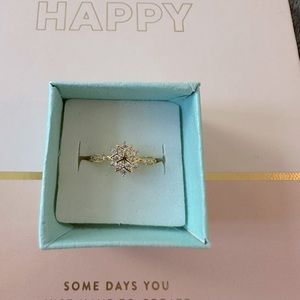 NWT Beautiful Dainty Crystal Snowflake Ring❄️